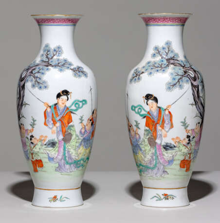 Paar Balustervasen aus Porzellan mit Dekor von Dame mit Kindern im Garten - photo 1