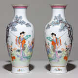 Paar Balustervasen aus Porzellan mit Dekor von Dame mit Kindern im Garten - Foto 1