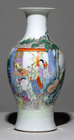 Balustervase aus Porzellan mit 'Famille rose'-Dekor einer Romanszene - Foto 1