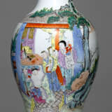 Balustervase aus Porzellan mit 'Famille rose'-Dekor einer Romanszene - photo 1
