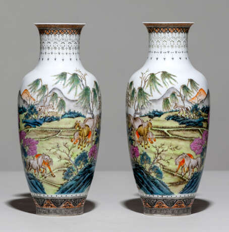 Paar feine 'Famille rose'-Vasen aus Eierschalen-Porzellan - Foto 1