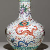 Feine Vase mit Dekor von neun Drachen in polychromen Emailfarben - фото 1