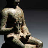 Bronze des Buddha Shakyamuni auf einem Podest sitzend - photo 3