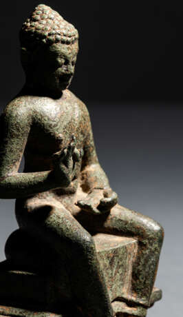 Bronze des Buddha Shakyamuni auf einem Podest sitzend - Foto 3
