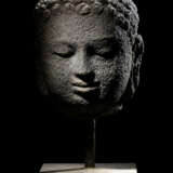 Kopf des Buddha aus Lavagestein - photo 1