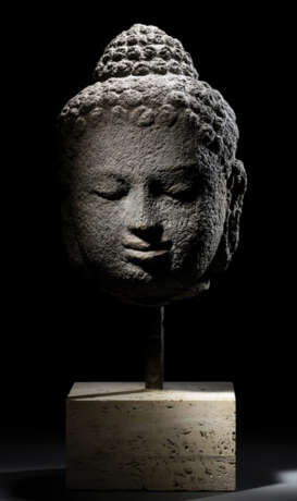 Kopf des Buddha aus Lavagestein - photo 1