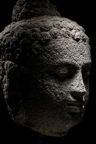 Kopf des Buddha aus Lavagestein - photo 3