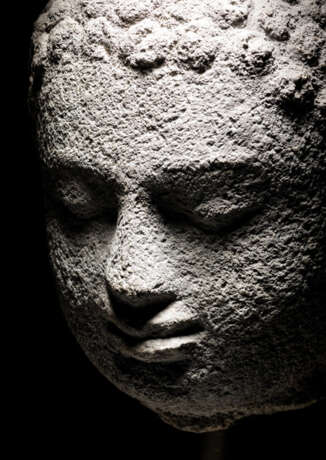 Kopf des Buddha aus Lavagestein - photo 4