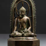Bronze des Buddha Shakyamuni auf Stand vor Mandorla - фото 1