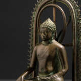 Bronze des Buddha Shakyamuni auf Stand vor Mandorla - photo 2