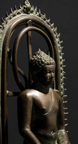 Bronze des Buddha Shakyamuni auf Stand vor Mandorla - Foto 3