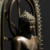 Bronze des Buddha Shakyamuni auf Stand vor Mandorla - фото 3
