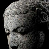 Kopf des Buddha Shakyamuni aus Lavagestein - photo 2