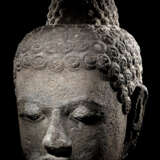 Großer Kopf des Buddha aus Lavagestein - photo 1