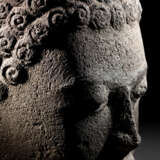 Großer Kopf des Buddha aus Lavagestein - фото 3