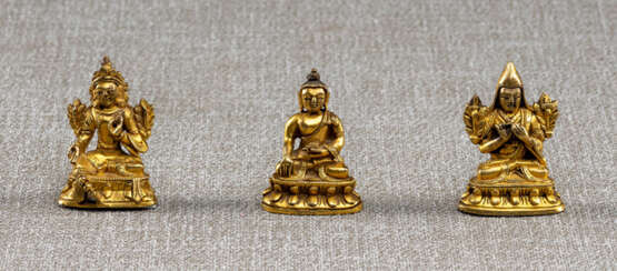 Drei feuervergoldete Bronzen von BUDDHA SHAKYAMUNI, TSONGKHAPA und ein Bodhisattva - Foto 1