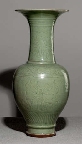 Grosse und seltene Seladon-Vase mit graviertem Blütendekor - photo 1