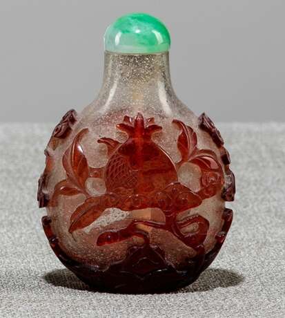 Snuffbottle aus Schneeflocken-Glas mit rotem Überfang von Emblemen - фото 1