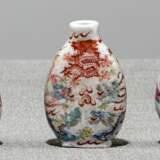Drei Snuffbottles aus Porzellan mit Drachen- oder Phönixdekor in polychromen Emailfarben - Foto 1