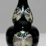 Kalebassenvase aus Porzellan mit schwarzem Fond und Drachenmedaillons - photo 1