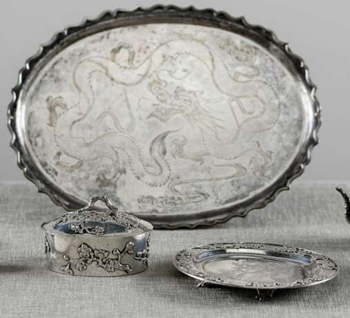 Prunusrelief-Deckeldose und Tablett und Tablett mit Drachendekor aus Silber - фото 1