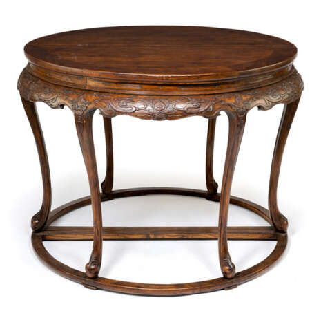 Paar halbrunde Tische aus Hartholz mit geschnitzten Details - photo 1