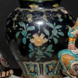 Fahua-Vase mit Blütendekor auf violettem Fond - Foto 1