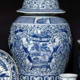 Grosser Porzellan-Deckeltopf mit Dekor von Knaben neben hinter Vasen auf Prunus-Fond - фото 1