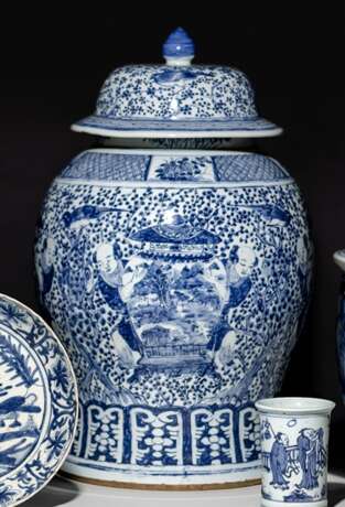 Grosser Porzellan-Deckeltopf mit Dekor von Knaben neben hinter Vasen auf Prunus-Fond - Foto 1