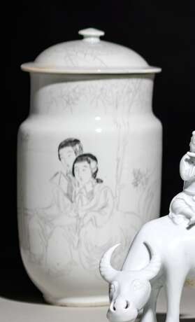 Deckelvase aus Porzellan mit Grisaille-Dekor von Damen - Foto 1