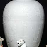Modellierte Vase mit Dekor der 'Drei Freunde des Winters' - Foto 1