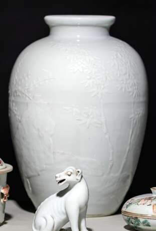 Modellierte Vase mit Dekor der 'Drei Freunde des Winters' - Foto 1