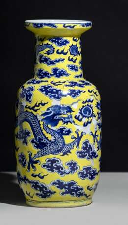 Rouleau-Vase mit unterglasurblauem Drachendekor auf gelbem Fond - photo 1
