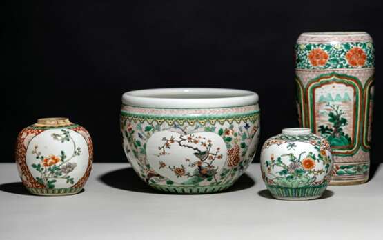 Cachepot mit zwei Schultertöpfen und einer Vase in den Farben der Wucai-Palette dekoriert - Foto 1