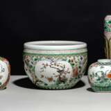 Cachepot mit zwei Schultertöpfen und einer Vase in den Farben der Wucai-Palette dekoriert - фото 1