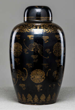 'Mirror-black'-Deckelvase mit Fledermaus-Dekor und Shou-Charaktern in Goldmalerei - фото 1
