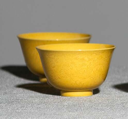 Paar gelbgrundige Schalen aus Porzellan mit graviertem Drachendekor - photo 1