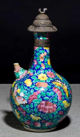 Polychrom dekoriertes Kendi aus Porzellan mit Schmetterlingen und Blüten, Metallmontierung - Foto 1