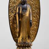 Skulptur des Buddha Amida aus Holz mit schwarzer und goldfarbener Lackfassung - Foto 1