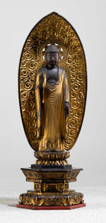 Skulptur des Buddha Amida aus Holz mit schwarzer und goldfarbener Lackfassung - photo 1