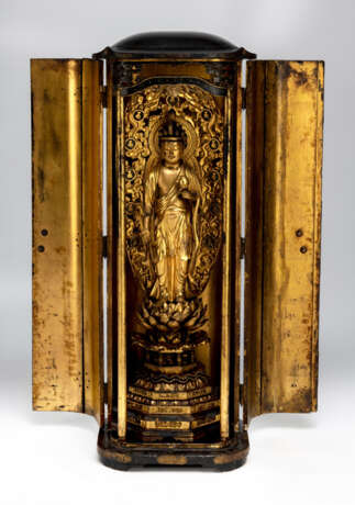 Butsudan mit Skulptur des Juichimen Kannon aus Holz mit schwarzer und goldener Lackfassung - photo 1