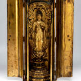 Butsudan mit Skulptur des Juichimen Kannon aus Holz mit schwarzer und goldener Lackfassung - фото 1