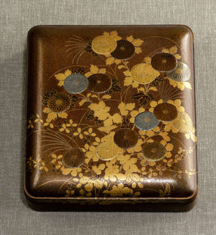 Suzuribako mit Dekor von Chrysanthemen und Gräsern über nashiji mit Cloisonné-Suzuri - Foto 1