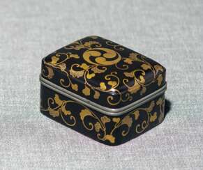 Kleine Lackdose mit Dekor von Blattranken und zentralem (hidari)-mitsu tomoe-Wappen