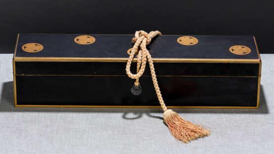 Deckelkasten für ein Rollbild mit Dekor des Tokugawa-Wappens auf schwarzem Lackfond - фото 1
