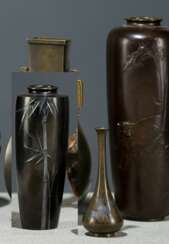 Drei Vasen aus Bronze mit Darstellung eines Tigers, Bambus und Reiher