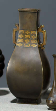 Vase aus Bronze am Hals mit eingelegtem Dekor von Kiri-Blüten teils m. Gold tauschiert - photo 1