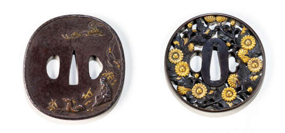 Zwei Tsuba aus Eisen bzw. Shibuichi m. Darstellung von Jurojin undblühenden Chrysanthemen - фото 1