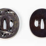 Tsuba aus Eisen mit Dekor eines Karpfens und Shakudo Tsuba mit Dekor des Daruma - photo 1