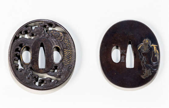 Tsuba aus Eisen mit Dekor eines Karpfens und Shakudo Tsuba mit Dekor des Daruma - Foto 1